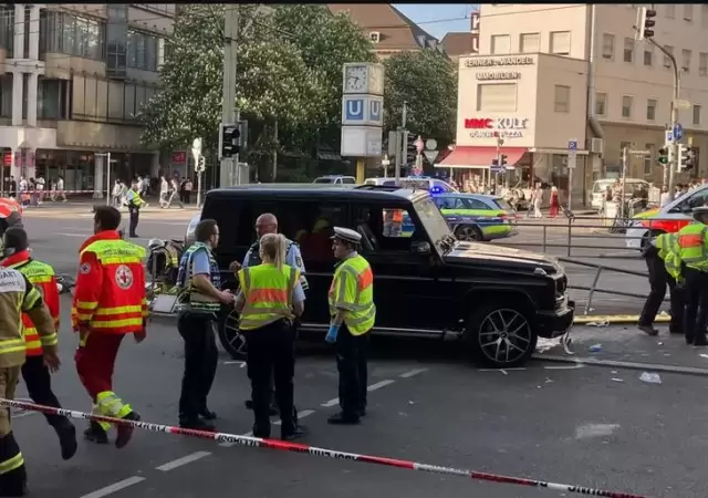 Una camioneta SUV se lanz� en un raid de locura contra una multitud de personas.