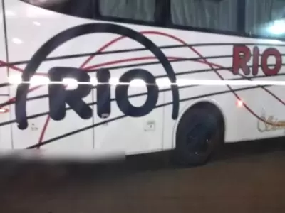 El colectivo de larga distancia se estacion� apaciblemente, sin percatarse de lo que estaba encajado en su parte trasera.