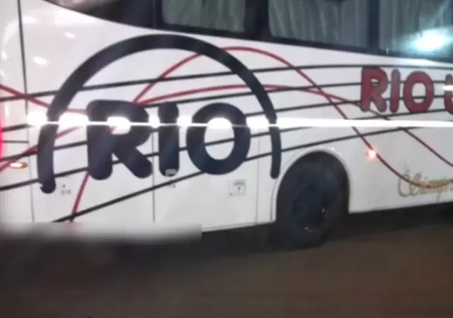 El colectivo de larga distancia se estacion� apaciblemente, sin percatarse de lo que estaba encajado en su parte trasera.