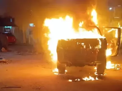 Terminaron incendiando una camioneta en Fuerte Apache