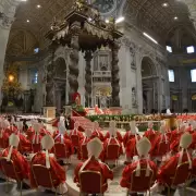 El mundo mira al Vaticano a la espera de que defina un nuevo Papa esta semana