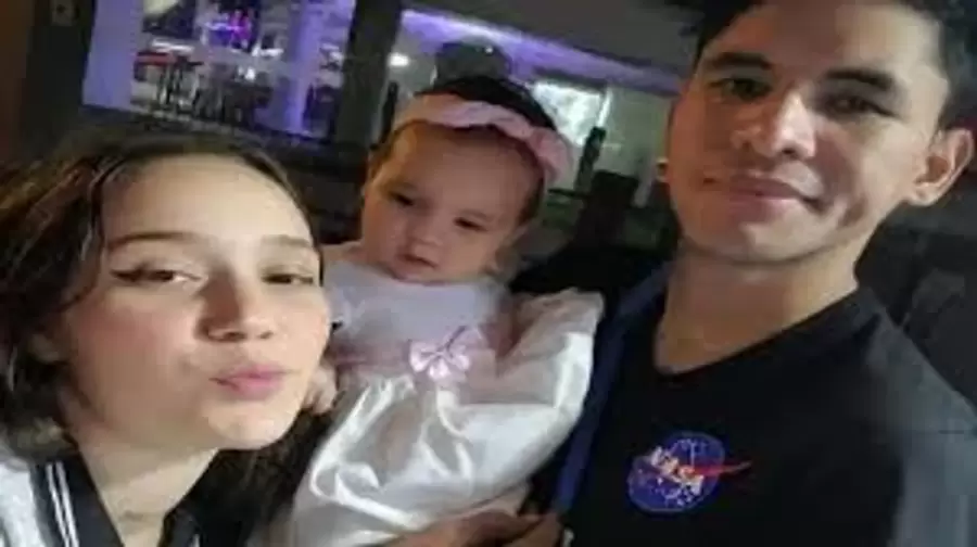 La peque�a Maikelys Espinoza, retenida en Estados Unidos, junto a sus padres