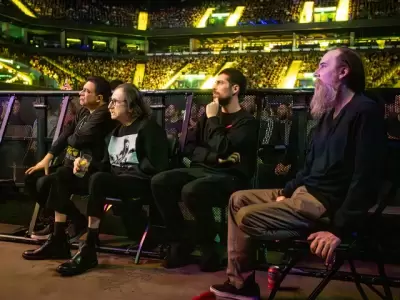 Charly junto a dos amigos y su hijo Migue