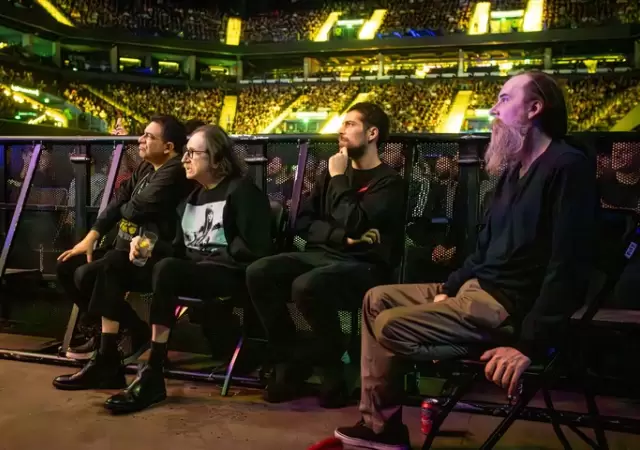 Charly junto a dos amigos y su hijo Migue