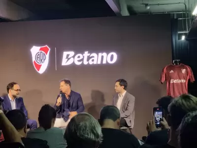 El presidente de river junto al gerente de l empresa de apuestas.