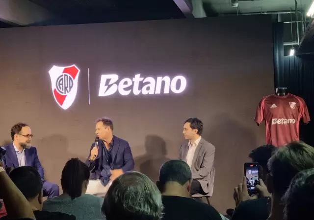 El presidente de river junto al gerente de l empresa de apuestas.