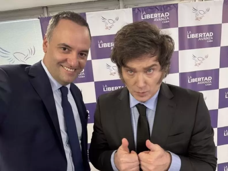 Manuel Adorni y Javier Milei.