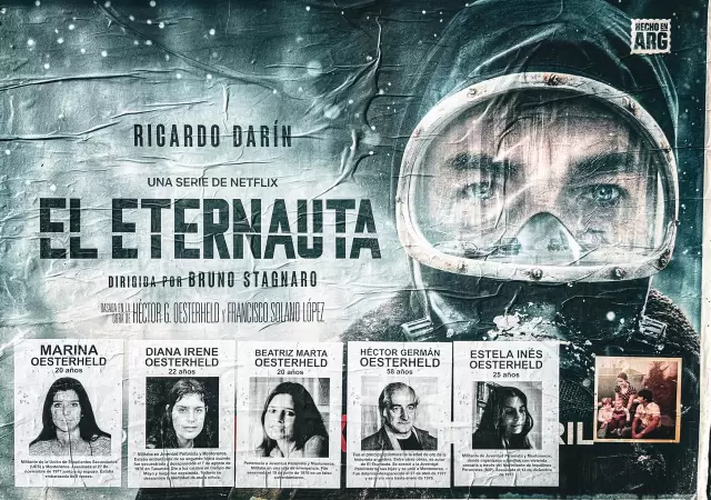 El afiche de El Eternauta con los c�rteles de b�squeda del autor y sus cuatro hijas.