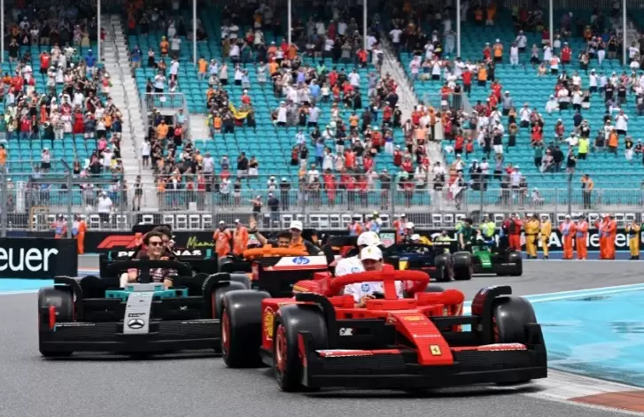Autos hechos con pieza de Lego con los que desfilaron los pilotos de la F�rmula 1 en la previa a la final del Gran Premio de Miami / Fuente: F�rmula 1