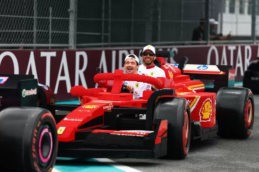 Autos hechos con pieza de Lego con los que desfilaron los pilotos de la F�rmula 1 en la previa a la final del Gran Premio de Miami / Fuente: F�rmula 1