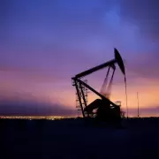 El barril de petr�leo vuelve a cotizar a menos de US$ 60: �bajar� la nafta?