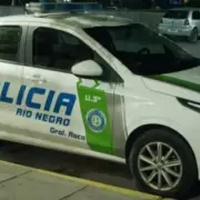 �Inexplicable! Empuj� a su peque�a hija hacia un cami�n y ciclistas la salvaron