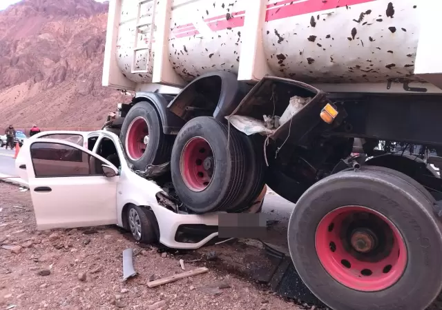 Tragedia en Alta Monta�a, dos personas perdieron la vida en un accidente entre dos camiones y un auto.