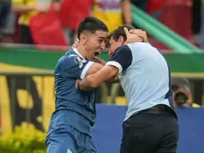 El abrazo de Maxi Salas con Gustavo Costas