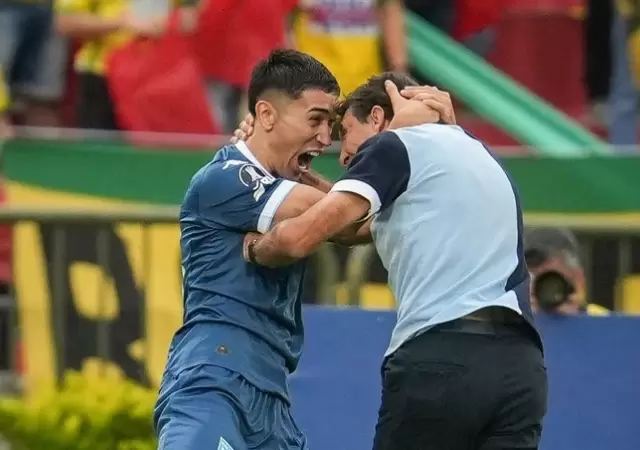 El abrazo de Maxi Salas con Gustavo Costas