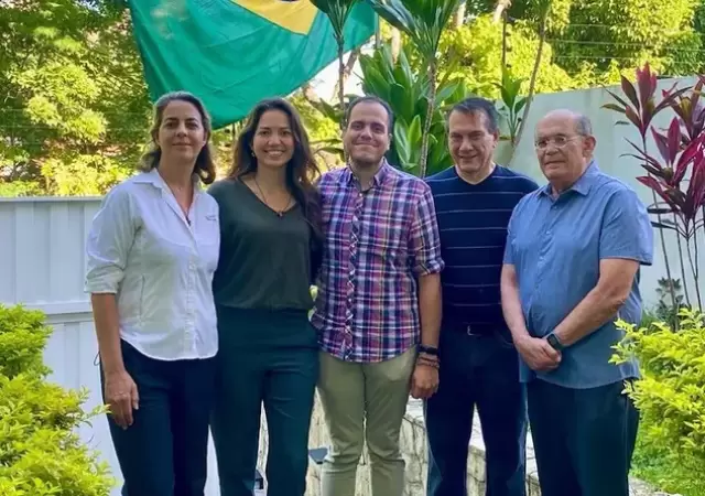 La salida sorpresiva de los cinco opositores sorprendi� a toda la comunidad mundial.