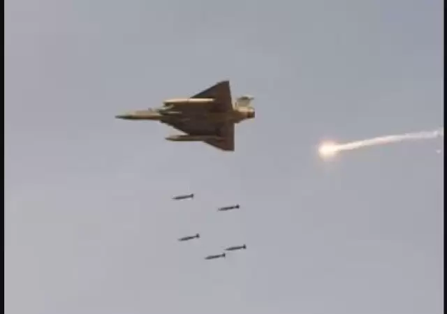 Los informes indican que aviones de combate pakistan�es sorprendieron a cinco cazas indios que realizaban una patrulla a�rea.