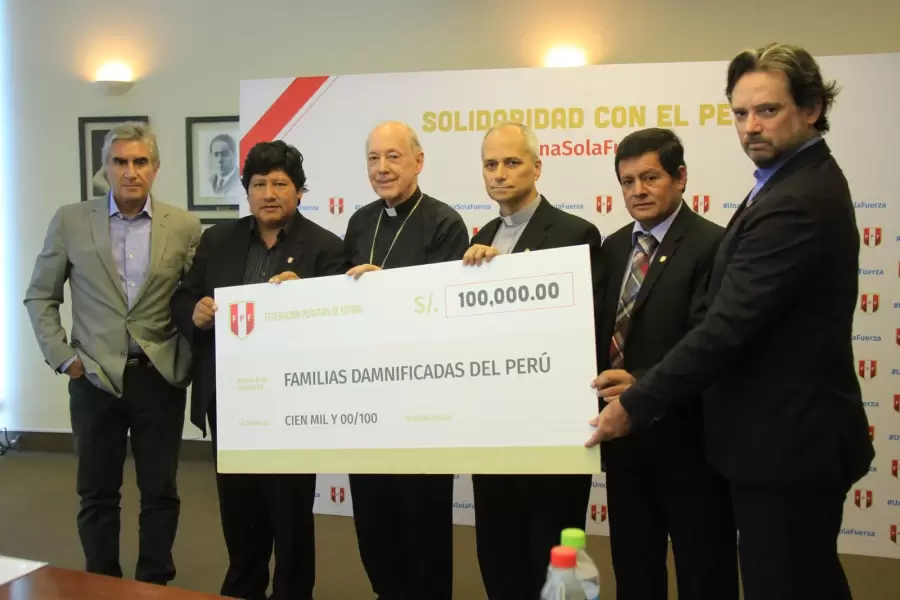 El futuro Papa Leon XIV junto a directivos del f�tbol peruano