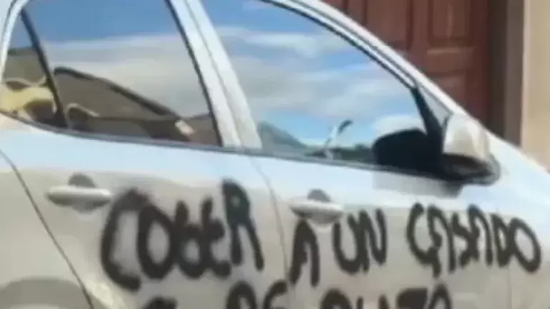 As� fue vandalizado el auto.