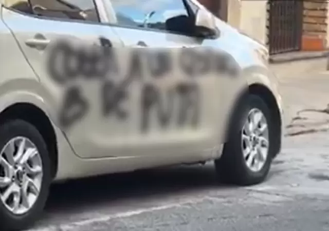El auto vandalizado.