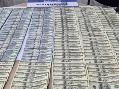 Los billetes incautados por la Aduana chilena. (Foto: 24 Horas)