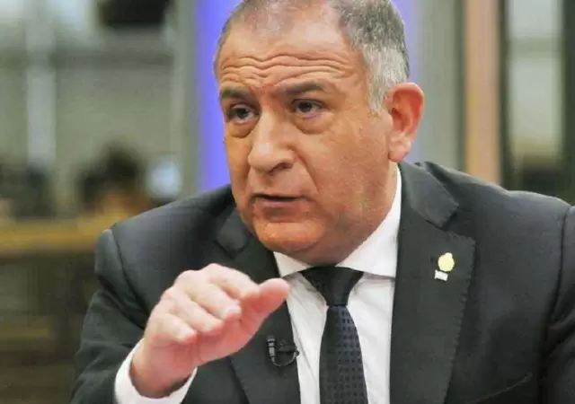 Mientras le hac�an una entrevista radial, le robaron el celular al Senador cordob�s./