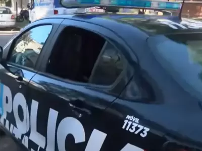 El m�vil policial en el que trasladaban al hombre, con la ventanilla rota. (Foto: Noticias Argentinas)