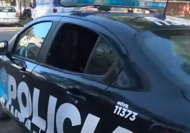 El m�vil policial en el que trasladaban al hombre, con la ventanilla rota. (Foto: Noticias Argentinas)