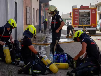 Efectivos de los bomberos de C�rdoba, durante una intervenci�n. (Imagen ilustrativa)