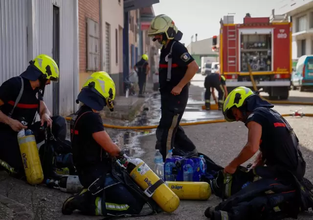 Efectivos de los bomberos de C�rdoba, durante una intervenci�n. (Imagen ilustrativa)