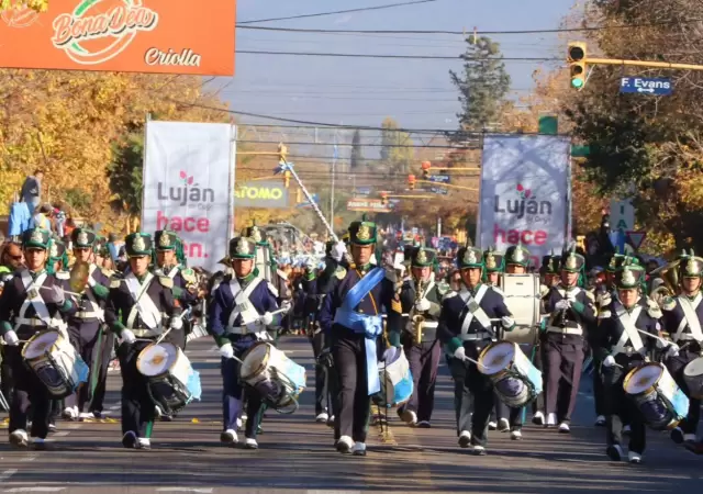 Gran desfile por los 170 a�os de Luj�n de Cuyo con la presencia de Luis Petri
