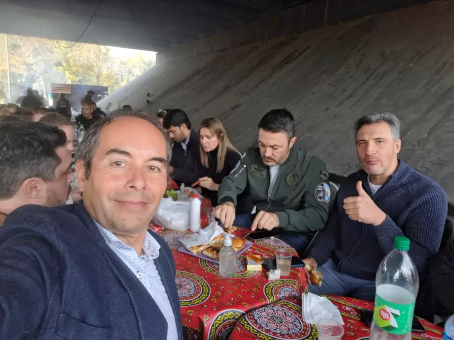 El ministro de Defensa, Luis Petri junto con el concejal Jorge Magnaghi comiendo choripanes en el puesto que est� cercano a la cancha del Tomba