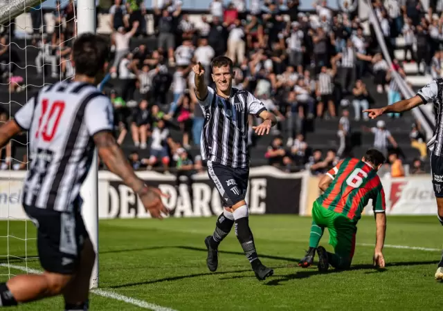Lencioni festeja el segundo gol de Gimnasia.