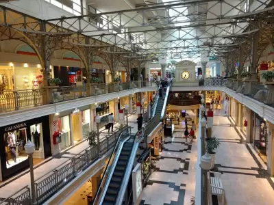La presencialidad del shopping contra la virtualidad del comercio electr�nico, un duelo para atrapar consumidores con ofertas tentadoras.