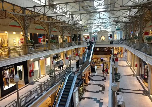 La presencialidad del shopping contra la virtualidad del comercio electr�nico, un duelo para atrapar consumidores con ofertas tentadoras.