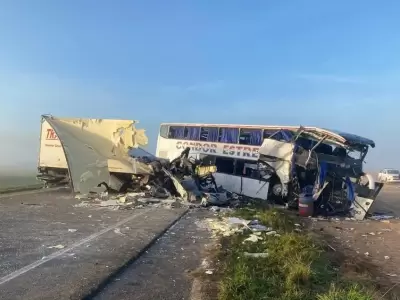 Choque frontal entre un micro y un cami�n cobre la ruta 3 a la altura de San Miguel del Monte. Fuente: La Capital de Mar del Plata