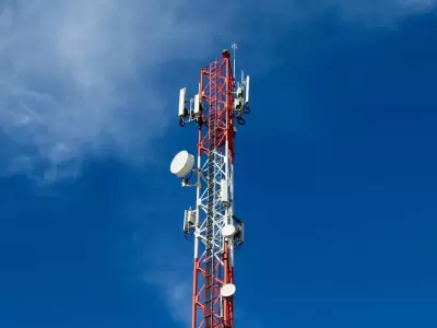Schmidt sube torres de telecomunicaciones de hasta 457 metros para realizar su trabajo.