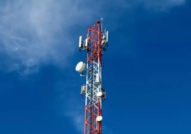 Schmidt sube torres de telecomunicaciones de hasta 457 metros para realizar su trabajo.