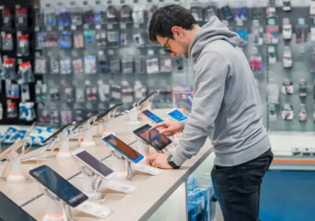 Celulares caros y desactualizados.