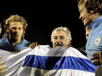 Mujica junto a Forlan y Diego Lugano