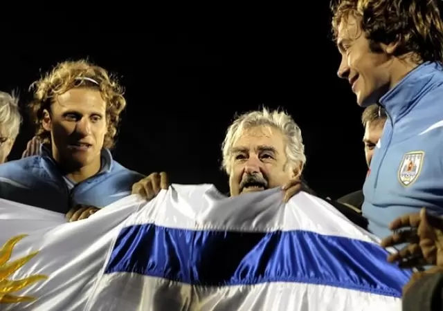 Mujica junto a Forlan y Diego Lugano