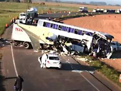 Accidente entre un colectivo y un cami�n en la Ruta 3.