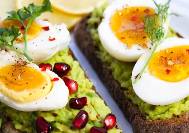 Rebanada De Huevos En Tortas