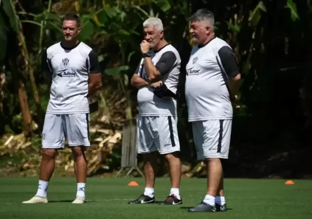 Walter De Felippe es el que se encuentra a la derecha