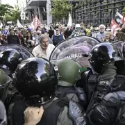 Marcha de jubilados frente al Congreso: tensi�n, golpes y dos detenidos