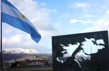 Bandera Argentina en las Islas Malvinas