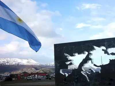 Bandera Argentina en las Islas Malvinas