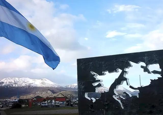 Bandera Argentina en las Islas Malvinas.