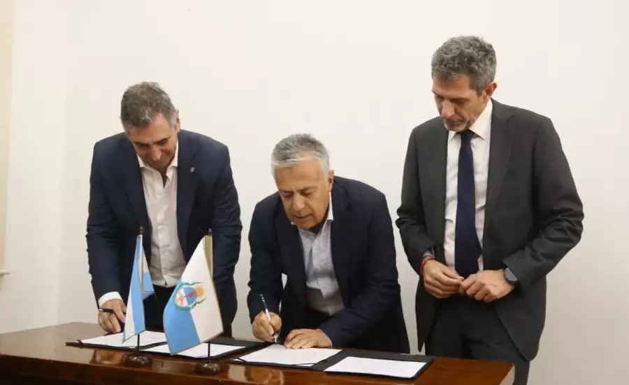 El gobernador Alfredo Cornejo firm� un convenio para que Mendoza se haga cargo de obras de