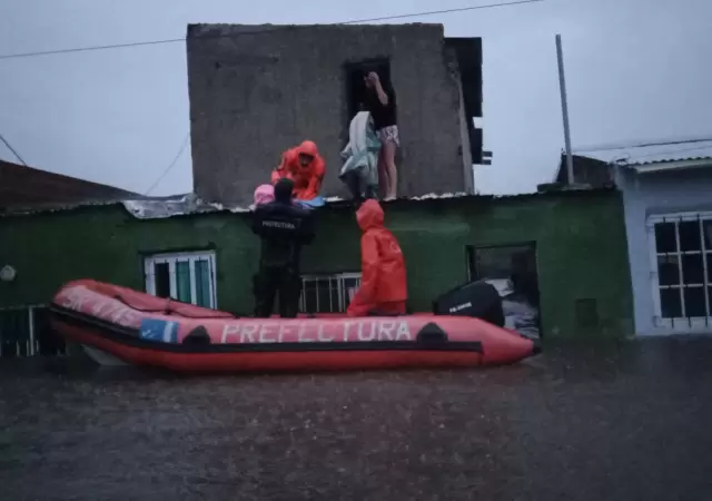 Prefectura presta asistencia a los afectados por las inundaciones